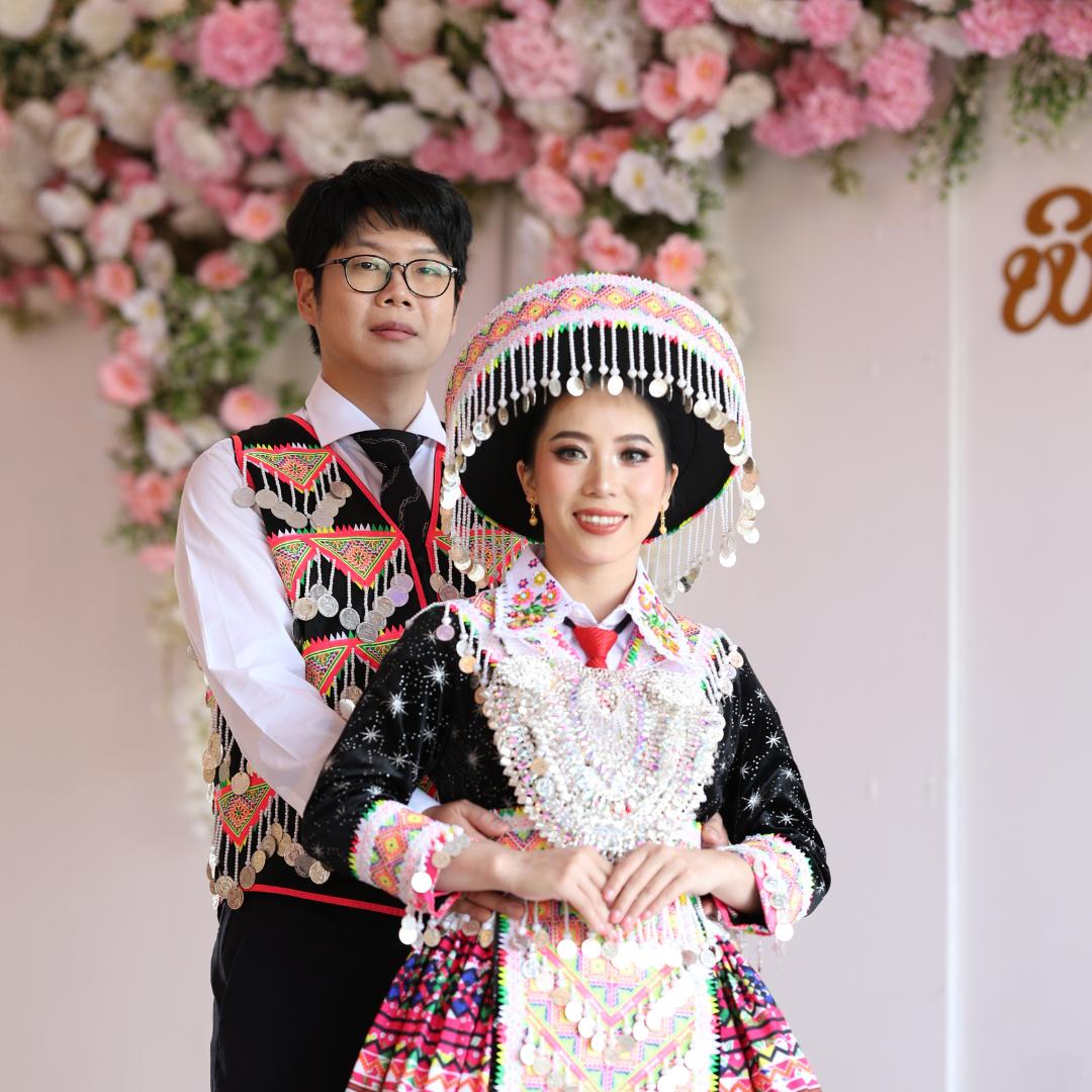 一对跨文化夫妻身穿美丽传统服饰庆祝他们的结合