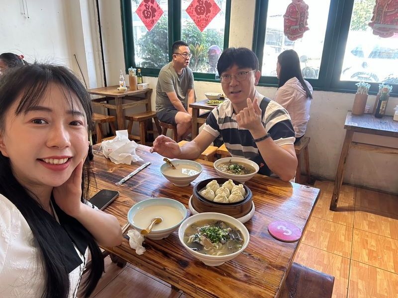 Jinsoo and Kla in traditional Lao dress